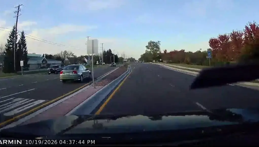 Woman driver turns the wrong way onto Hunt Club Dr, spotted driving into oncoming traffic for over 100 meters.
